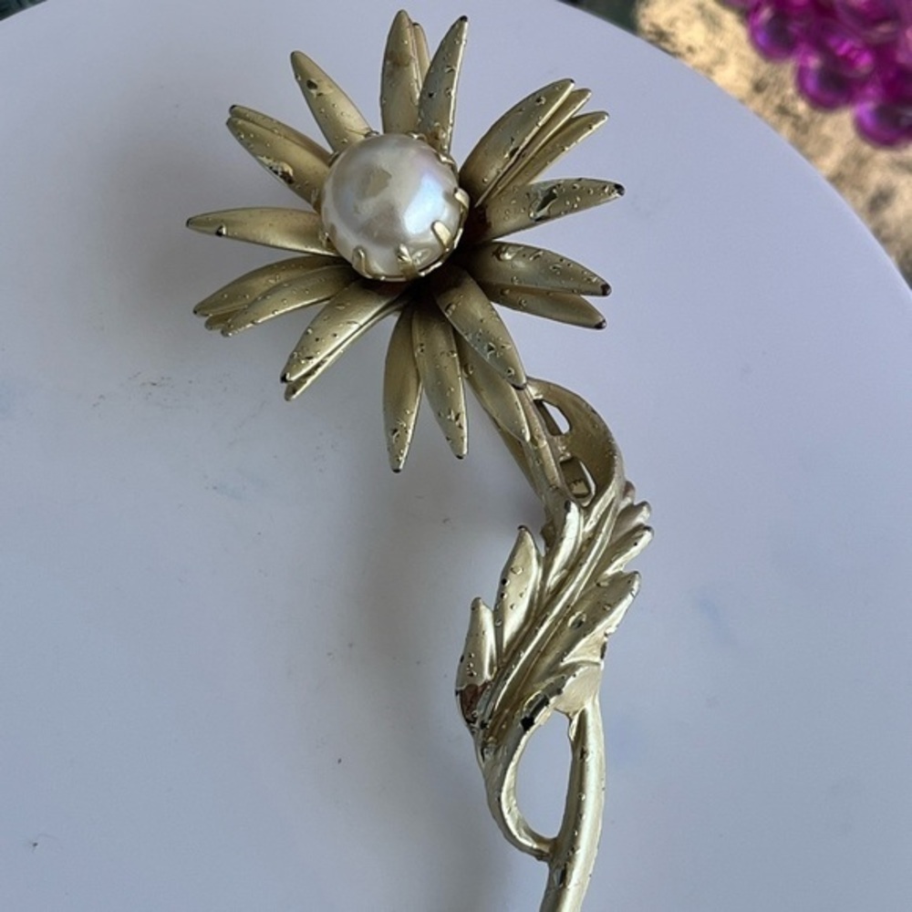 Chic Gold Floral Brooch with Pearl Accent